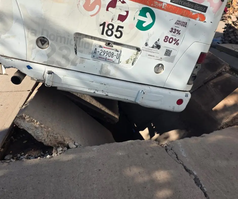$!Camión urbano cae en socavón en Los Mochis; cierran bulevar Suecia