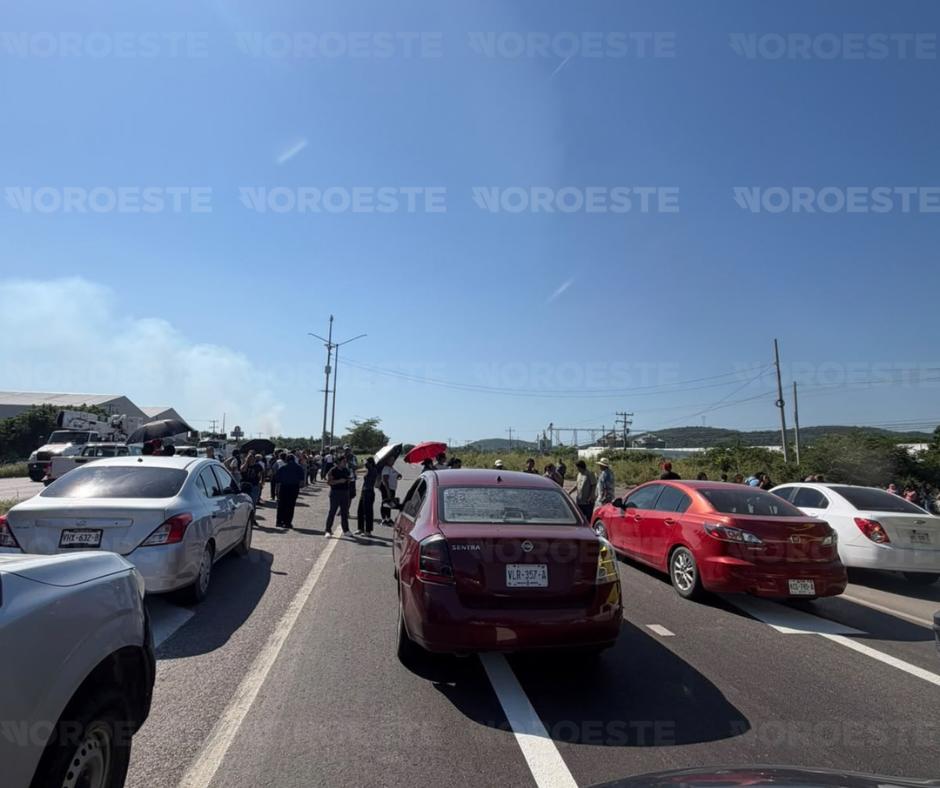 $!Familiares de internos del penal de Mazatlán bloquean la México 15 por falta de información oficial