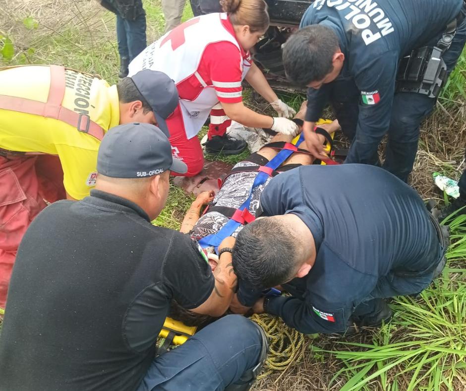 $!Accidente en Rosario: vuelca camioneta en carretera a Agua Verde y deja cuatro lesionados