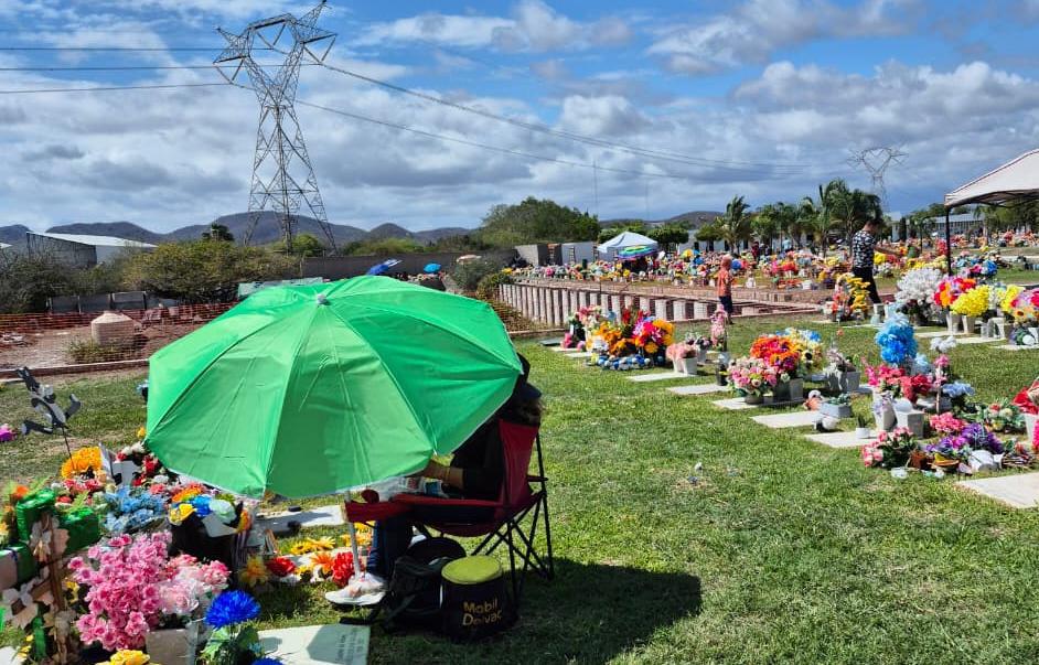 $!Recuerdan a los padres con flores y homenajes en panteones de Mazatlán