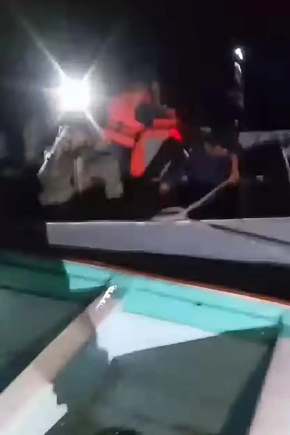 $!Semar sorprende a pescadores furtivos en plena veda con extracción ilegal de camarón en la bahía de Ohuira, en Ahome