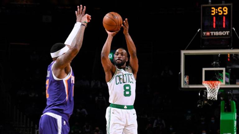 Boston Celtics frena a Phoenix Suns con defensa y un gran Kemba Walker