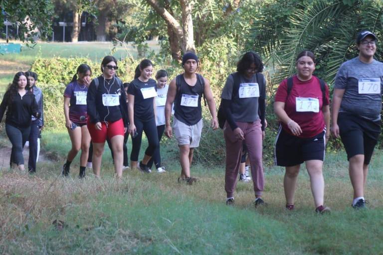 Completan alrededor de 200 estudiantes de la Upsin Caminata de la Salud