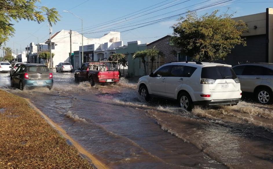 $!Se registra mega fuga de agua potable en Chulavista, al norte de Mazatlán