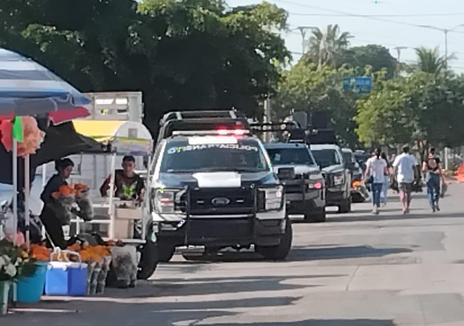 $!Miles de mazatlecos visitan panteones en Día de Muertos bajo fuerte operativo de seguridad