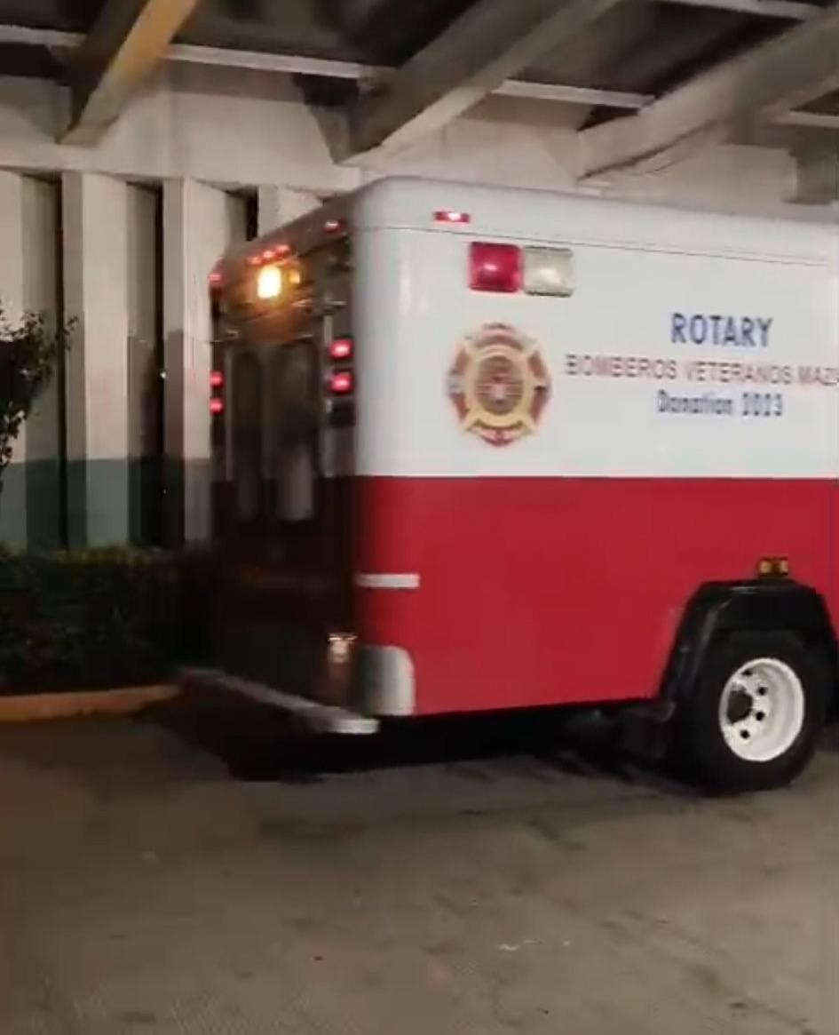 $!Ayuda personal de Bomberos Veteranos de Mazatlán a una joven en labor de parto en Santa Fe, al sur de la ciudad