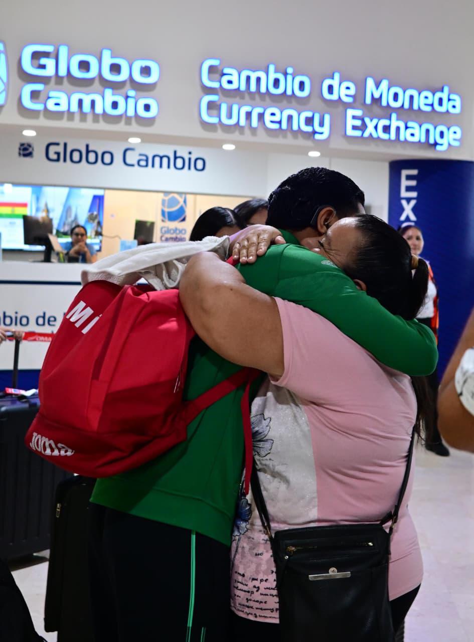 $!Dan emotiva bienvenida en Mazatlán a medallistas de los Juegos Panamericanos de la Juventud Sorda