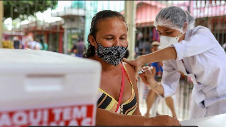 Ómicron puede infectar a las personas vacunadas o que ya han tenido Covid-19; la OMS pide cancelar fiestas