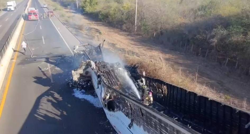 $!Cierran por hora y media la Mazatlán-Culiacán por incendio de tráiler cerca de Mármol