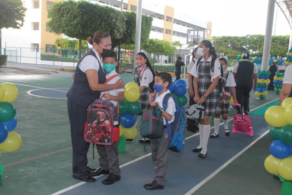 Alumnos del Colegio Andes y Bachillerato Anáhuac regresan de nuevo a