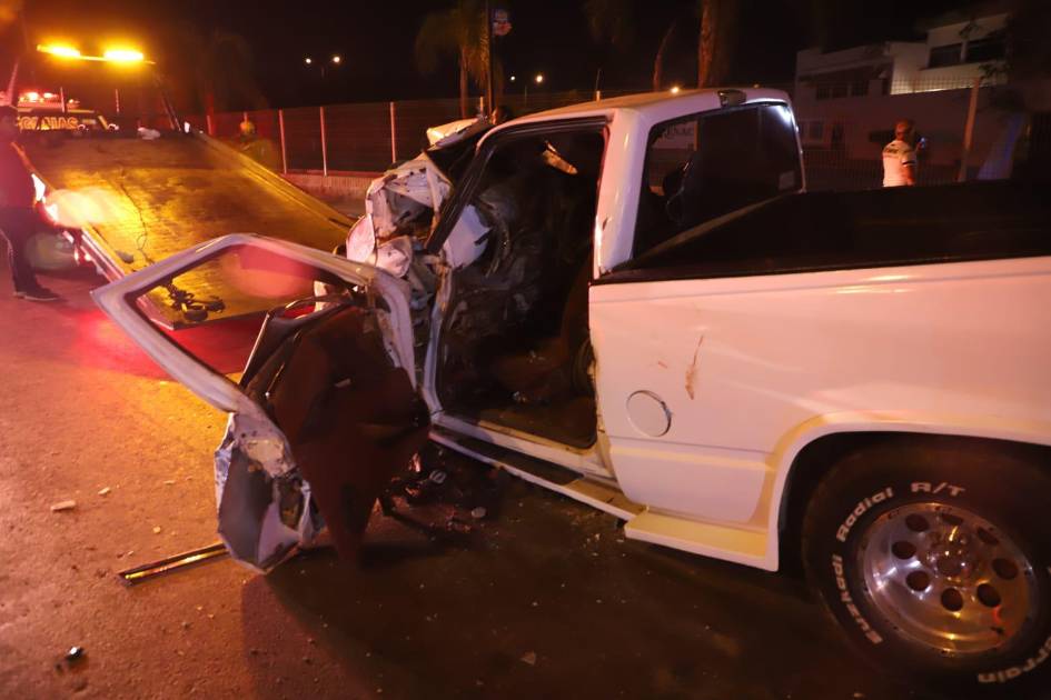 Conductor de camioneta choca contra tráiler y queda prensado, en Mazatlán