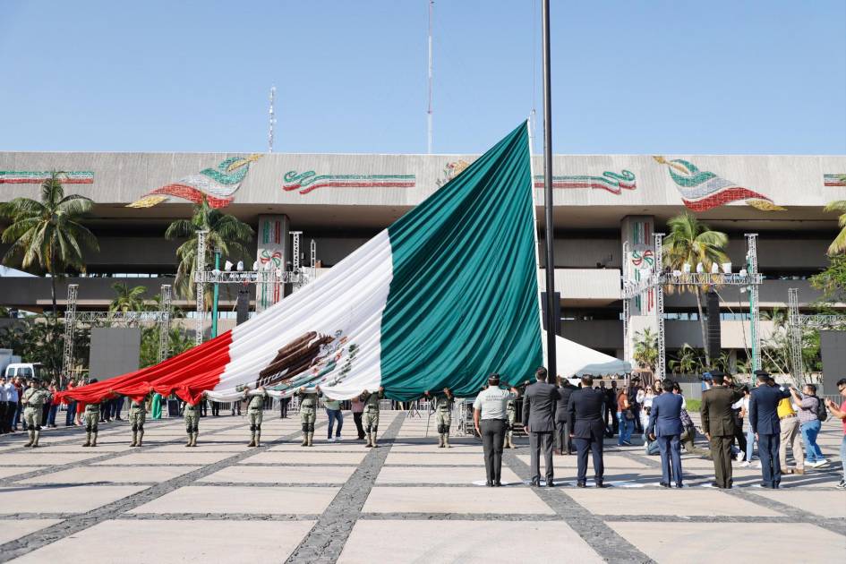 Inician festejos patrios con honores a la bandera en Palacio de Gobierno