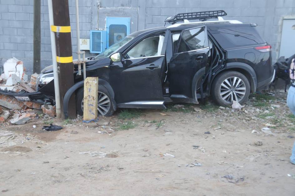 Camioneta se sale de carretera y choca con barda al sur de Mazatlán