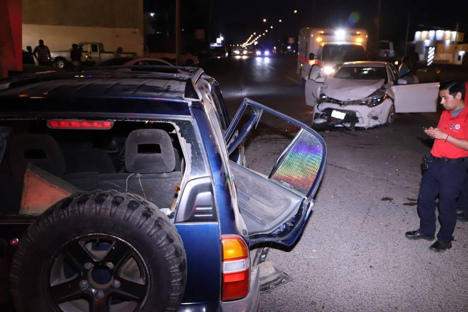 Camioneta vuelca tras chocar contra auto en El Venadillo en Mazatlán