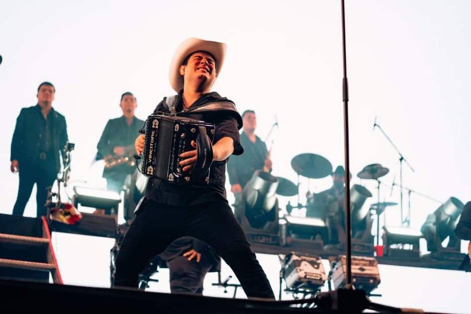 Paga Alfredo Olivas fuerte multa por cantar narcocorridos en conciertos