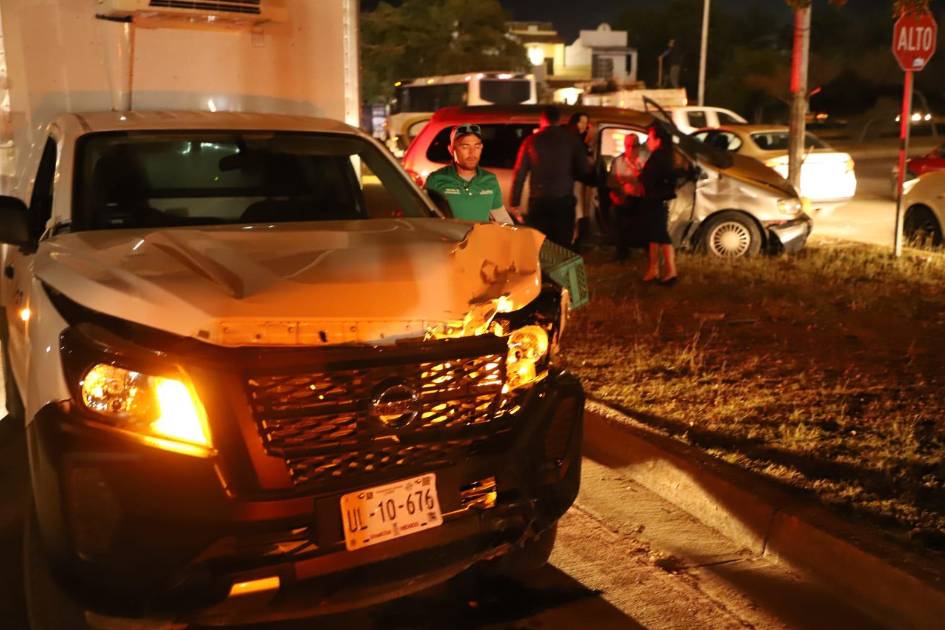 Daños materiales deja choque entre dos camionetas en Mazatlán