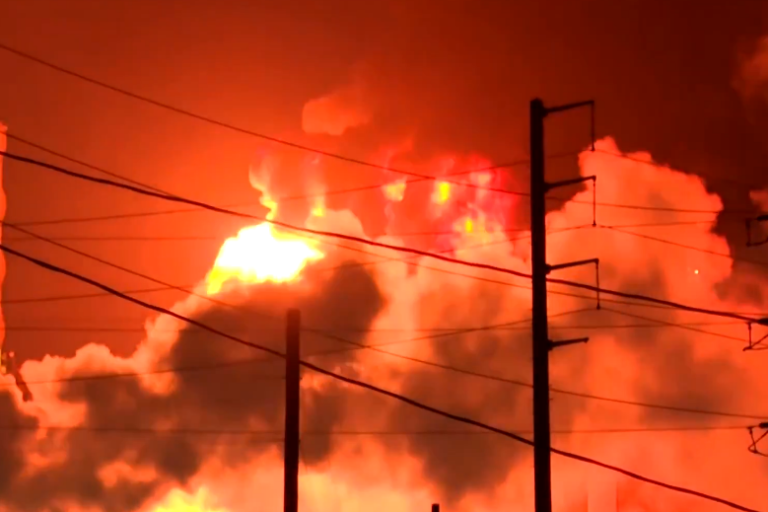 Se incendia refinería de Chevron cerca de Los Ángeles