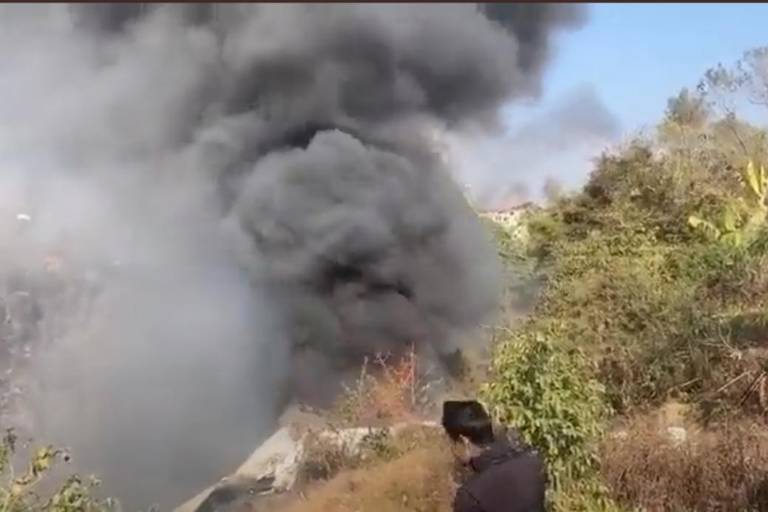 Mueren al menos 68 personas al estrellarse avión en Nepal