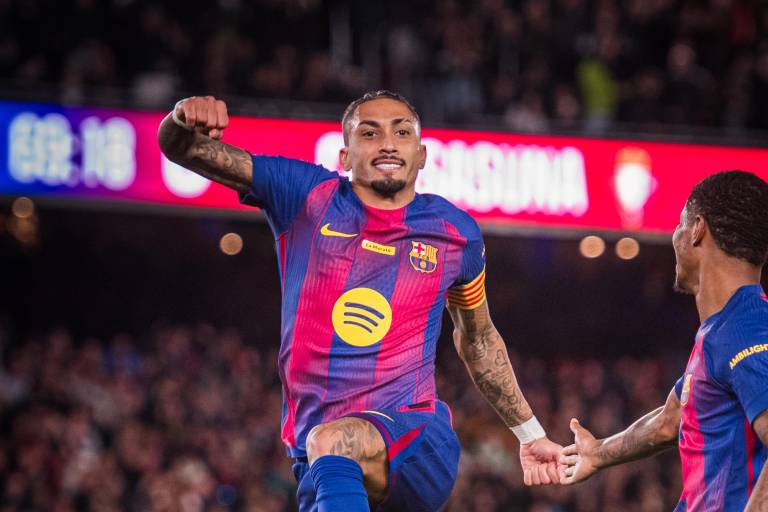 Raphinha firma doblete y mantiene al Barcelona líder de LaLiga