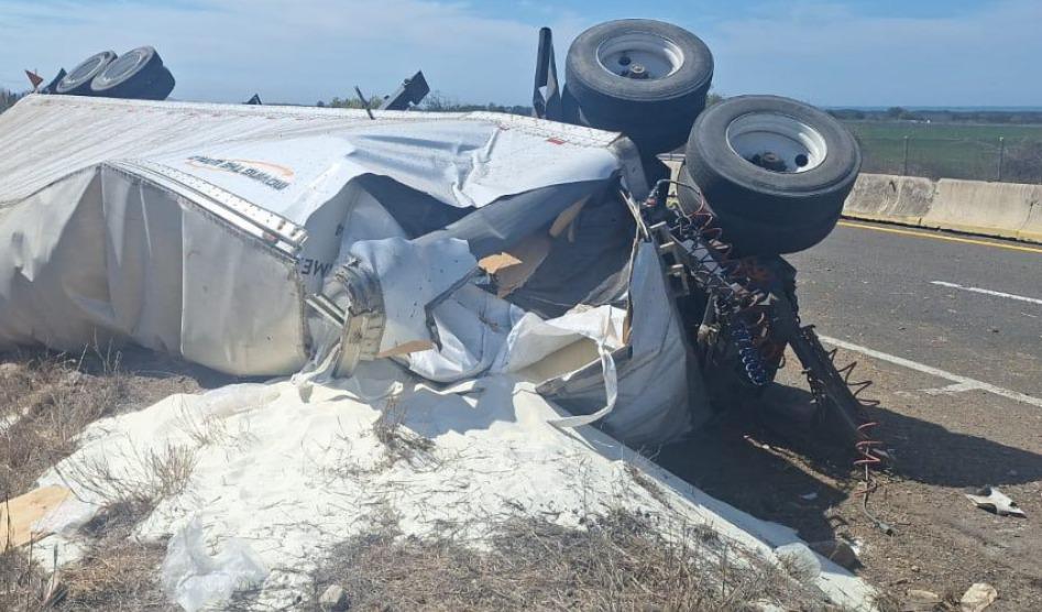 $!Vuelca tráiler cargado de azúcar tras choque en la autopista Mazatlán-Culiacán; se desata rapiña