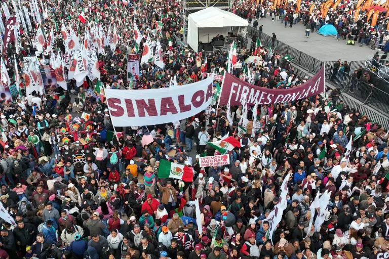 Morenistas sinaloenses acuden al zócalo de la CDMX por aniversario de la 4T