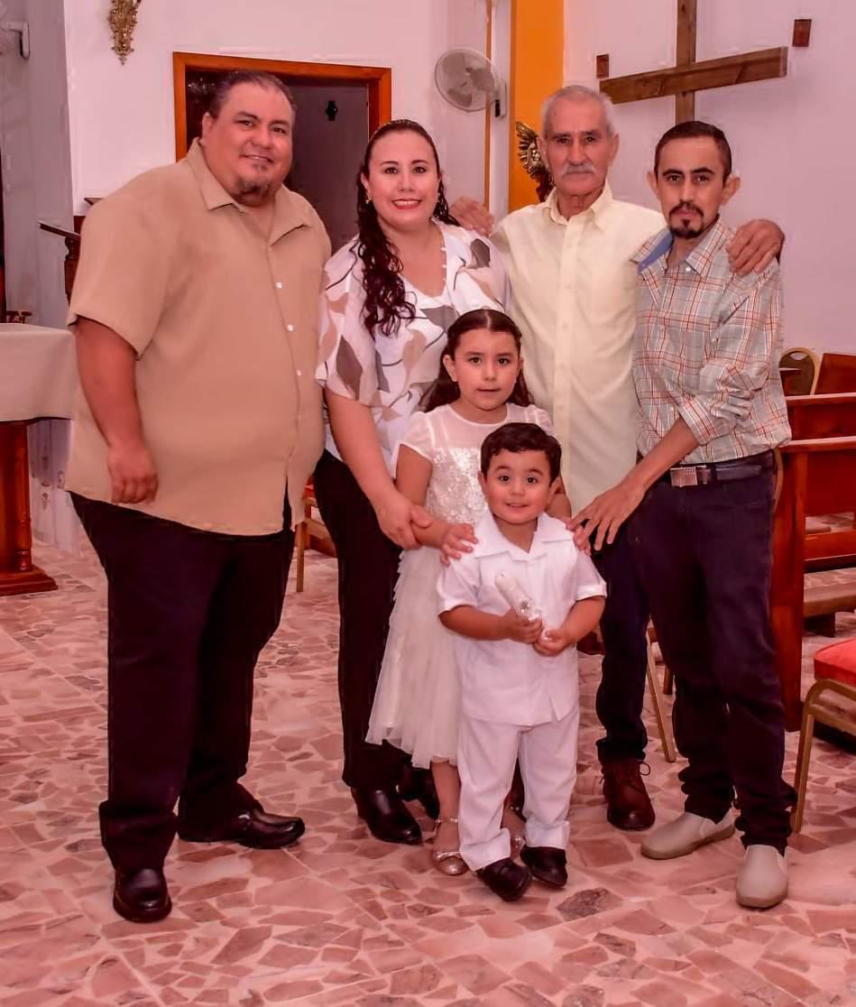 $!El pequeño entre sus padres, Emilio Loubet Velarde y Lupita Lerma Zataráin; su abuelito, Darío Lerma Pimentel; su tío Rubén Darío Lerma Zataráin y su hermana Regina.