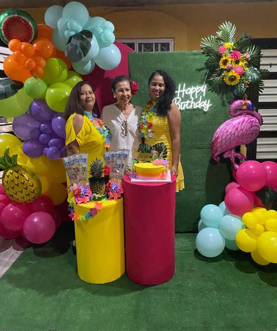 $!Linda Pérez, anfitriona de la noche, entre las cumpleañeras.