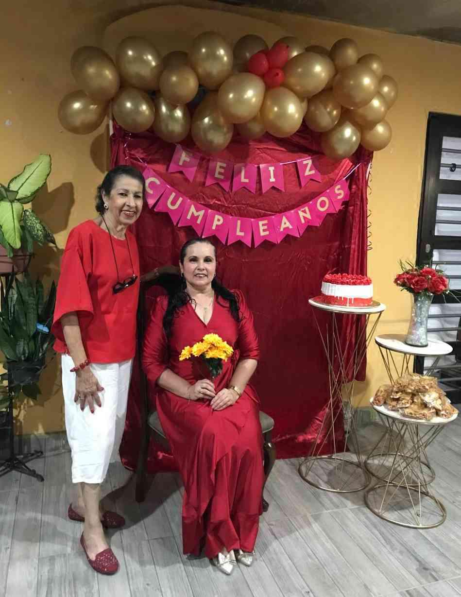 $!Linda Pérez, anfitriona de la casa, junto a la cumpleañera.