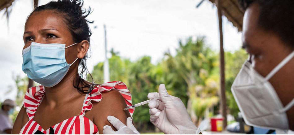 $!Una mujer recibe la vacuna contra el Covid-19 en la comunidad indígena de Concordia, Colombia.