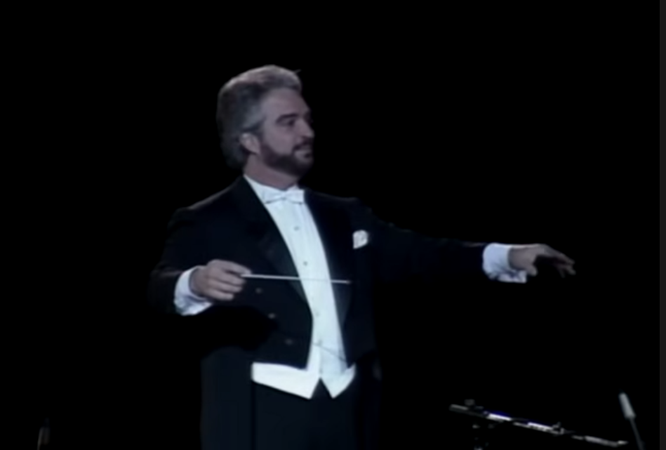 $!Enrique Patrón de Rueda dirige el concierto de Juan Gabriel en Bellas Artes.