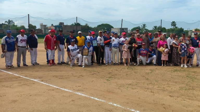 Con homenaje y reconocimientos, inicia la Liga Veteranos Supermáster 2026.