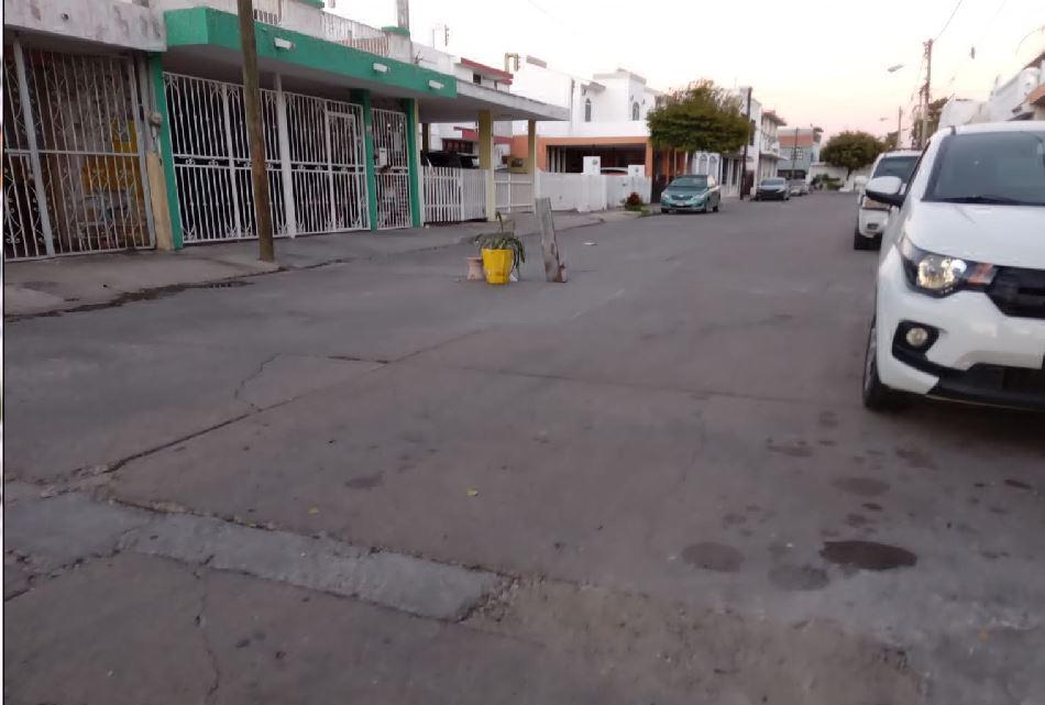 $!Son varios los parches que tiene esta calle Río Amazonas debido a los hundimientos frecuentes en esa zona.
