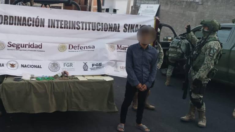 Operativos en Culiacán dejaron como saldo la detención de un hombre con presuntas drogas y el aseguramiento de un arma de fuego abandonada, cargadores y cartuchos.