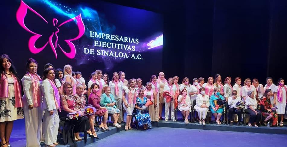 $!Las integrantes de la Asociación Empresarias Ejecutivas de Sinaloa A.C, junto a las galardonadas.