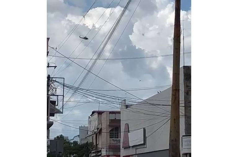Sobrevuela helicóptero militar a baja altura en el centro de Culiacán
