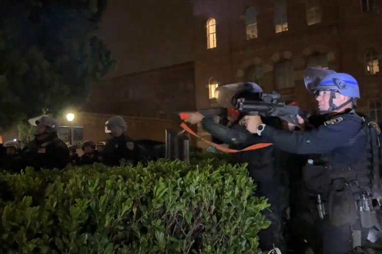 Desmantelan en la Universidad de California campamento de manifestantes propalestinos