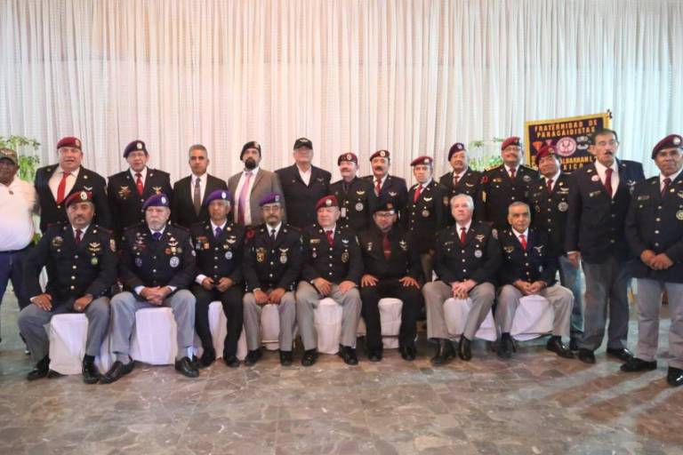 Tienen Convención de Paracaidistas Militares, Marinos y Deportivos en el puerto