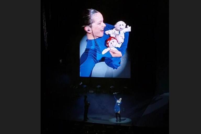 Agradecen con peluches del Dr. Simi a Rosalía por su primer concierto en México