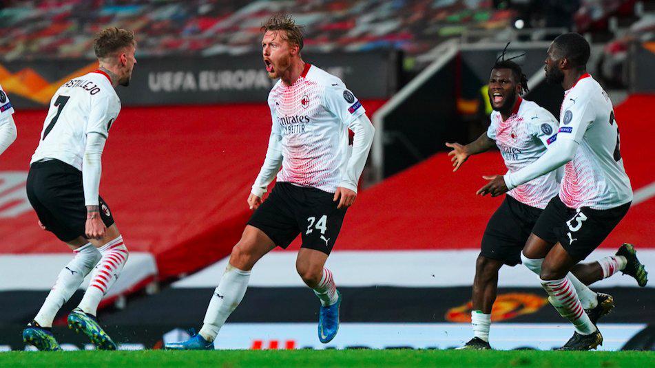 $!Con un tiro de esquina, Kjaer frustra la victoria del Manchester United y empata a 1 el Milán