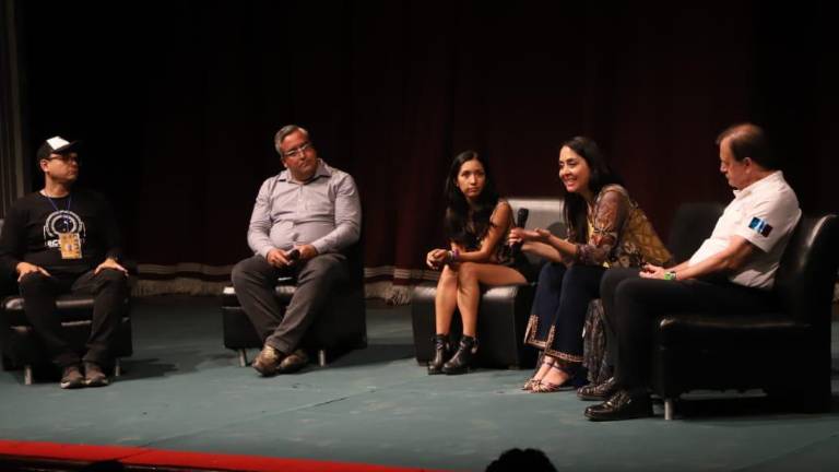 Personal del Instituto Nacional Astrofísico presentaron la conferencia Conservatorio Eclipsados ante ciento de personas.