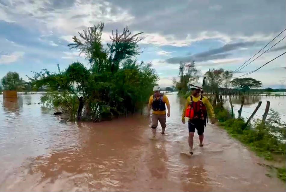 $!Atienden 74 reportes en 24 colonias y activaron cierres preventivos en avenidas de Mazatlán para salvaguardar a la población tras las lluvias