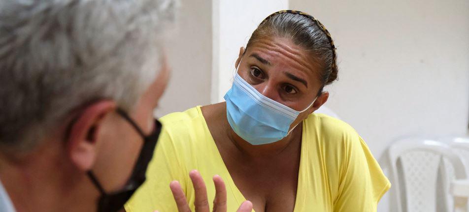 $!El Alto Comisionado de la ONU para los Refugiados, Filippo Grandi, habla con Yohana Bracamonte, quien llegó a Colombia en 2016.