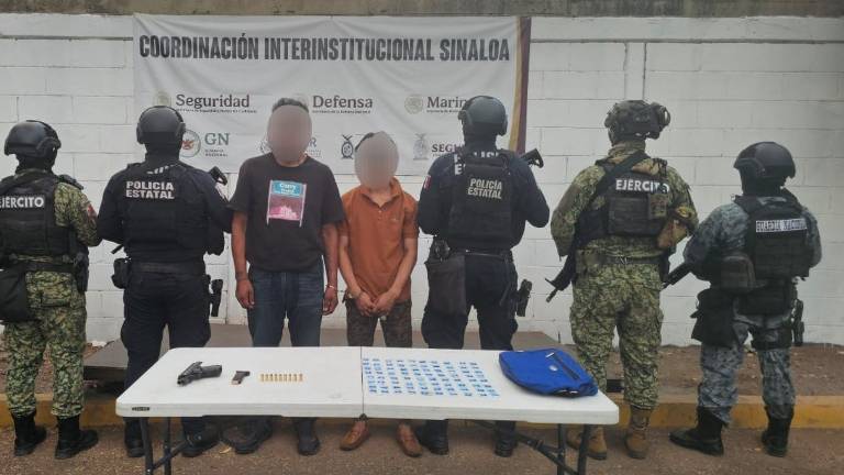 Los dos detenidos, junto con el arma, las municiones y la droga asegurada, fueron puestos a disposición de la Fiscalía General de la República.