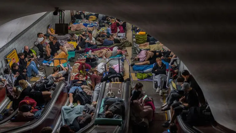 Familias se refugian en una estación de metro de Kiev durante un bombardeo nocturno sobre la capital ucraniana.