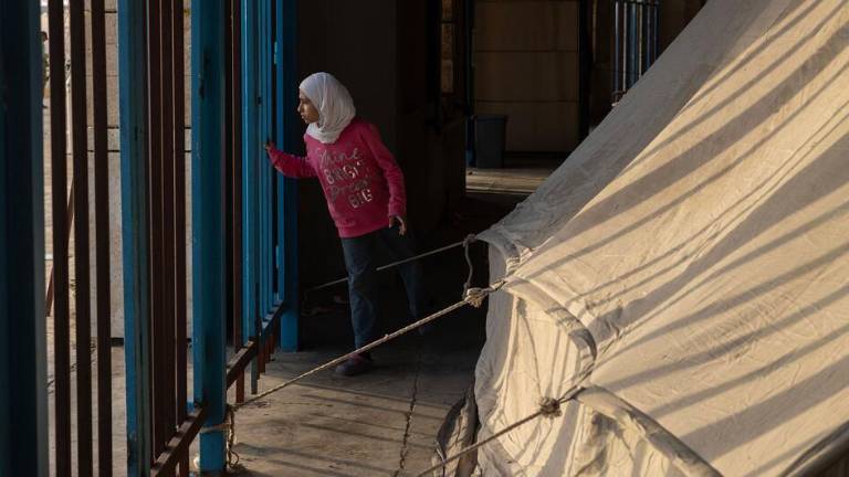 Familias desplazadas reciben refugio en el Camille Chamoun Sports City Stadium en Beirut, Líbano.