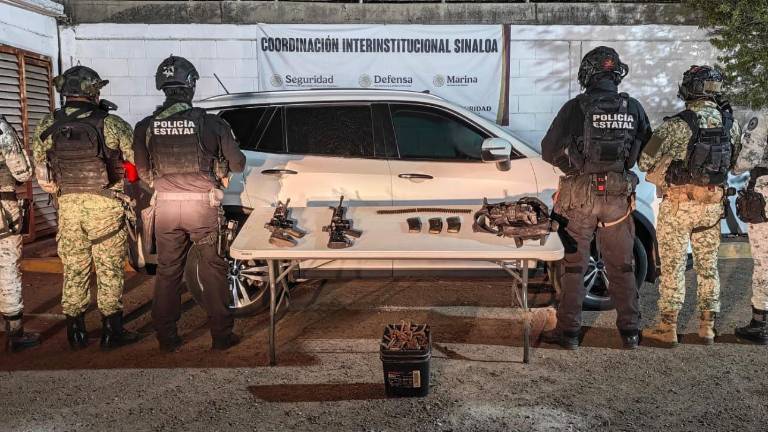 El armamento, equipo táctico, ponchallantas y la camioneta asegurada fueron puestos a disposición de la Fiscalía General de la República.