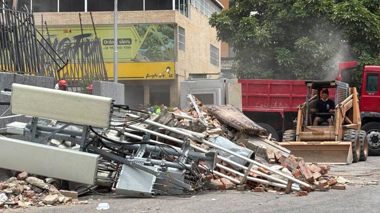 Se retiran los escombros en El Paraíso, en el suroeste de Caracas, tras el terremoto en Venezuela.