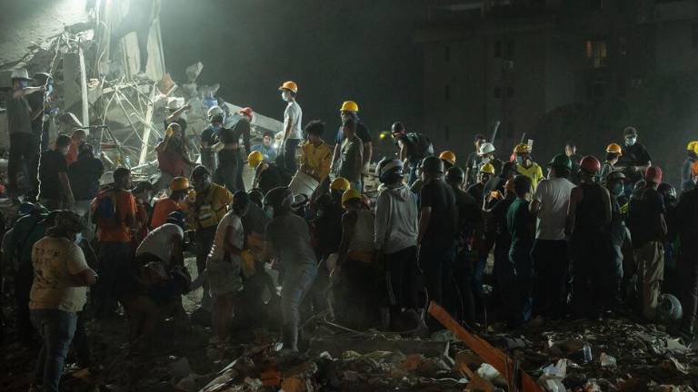 Los equipos de rescate buscan entre los escombros de un edificio que quedó destruido por los terremotos que azotaron Venezuela.