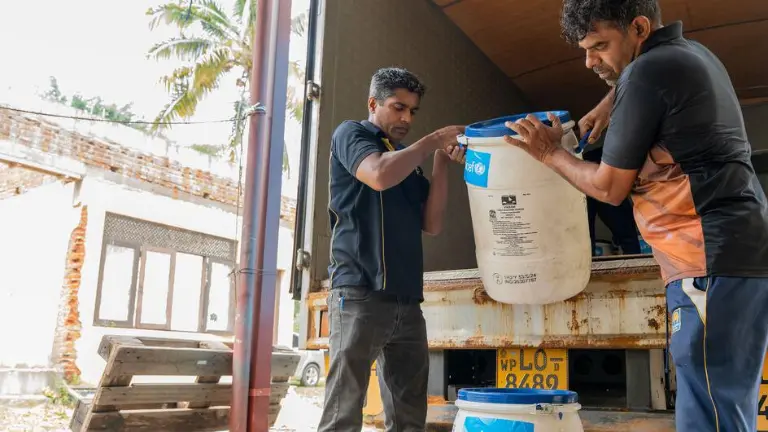 Trabajadores humanitarios en Sri Lanka, descargan una donación de UNICEF de botellas de hipoclorito de calcio como parte del proceso de suministro para la respuesta a las inundaciones.
