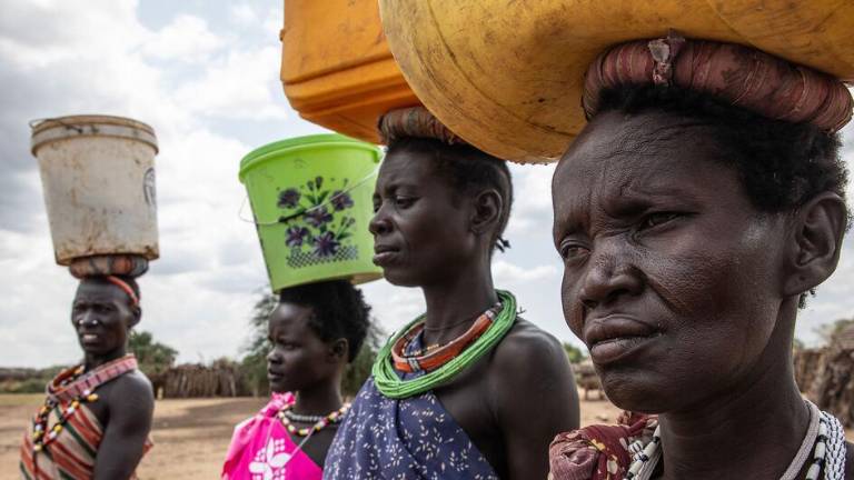 Las mujeres de Sudán del Sur salen en busca de agua.